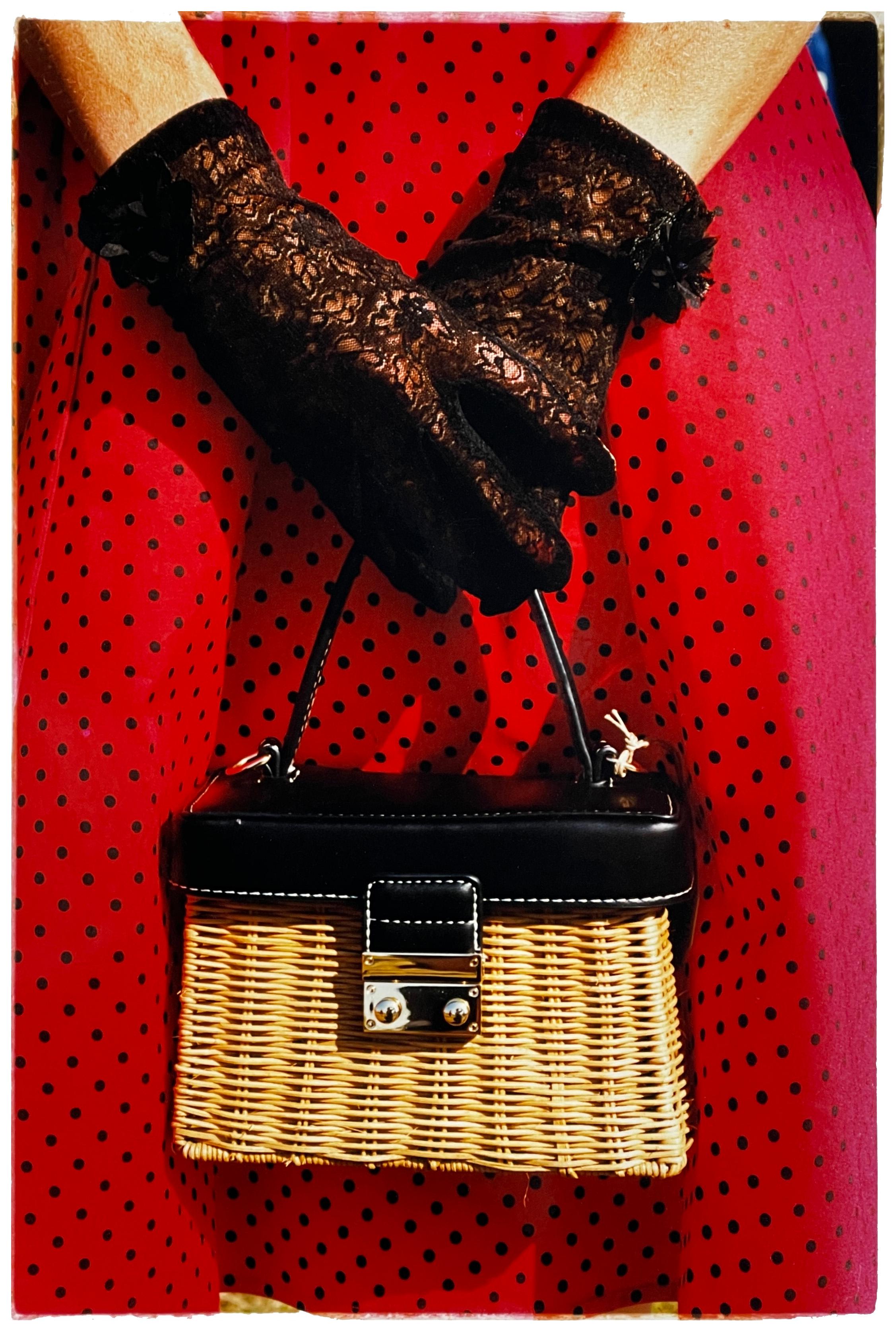 Robe à pois rouges, style néo-gothique Goodwood, photographie de mode vintage