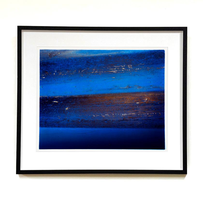 Retaining Wall II, Rockingham - Photographie abstraite de couleur bleue - Bleu Color Photograph par Richard Heeps