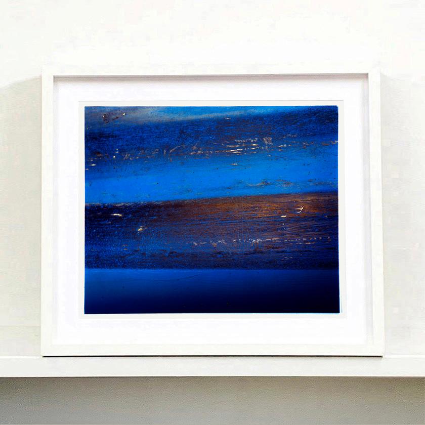 Muro de contención II, Rockingham - Fotografía abstracta en color azul - Photograph Abstracto de Richard Heeps