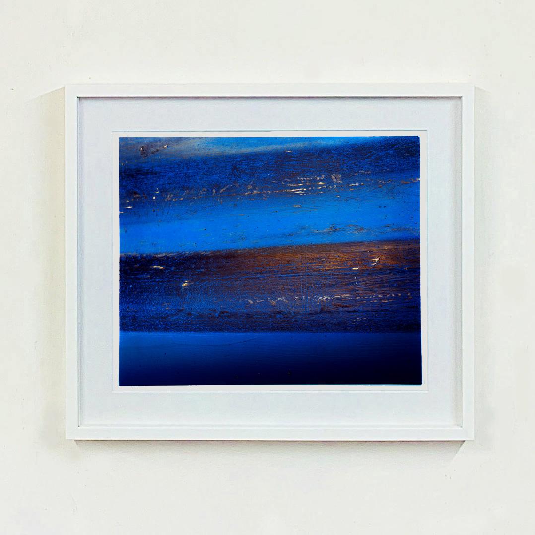 Fotografía abstracta azul de la serie Trading Paint de Richard Heeps.
Richard Heeps tiene un historial de fotografía de Drag Racing en el Reino Unido, América y Europa. La pintura de choque es un término que describe el impacto de un coche a gran