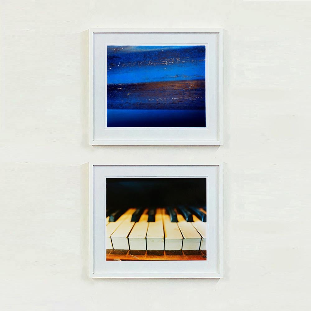 Muro de contención II, Rockingham - Fotografía abstracta en color azul en venta 1