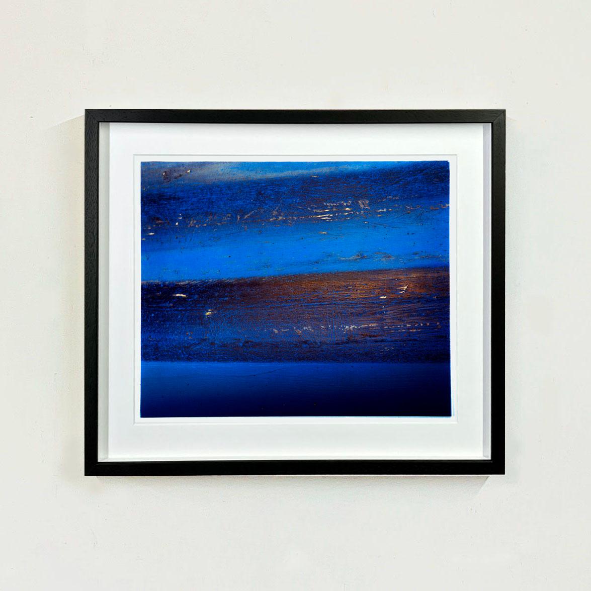Muro de contención II, Rockingham - Fotografía abstracta en color azul en venta 2