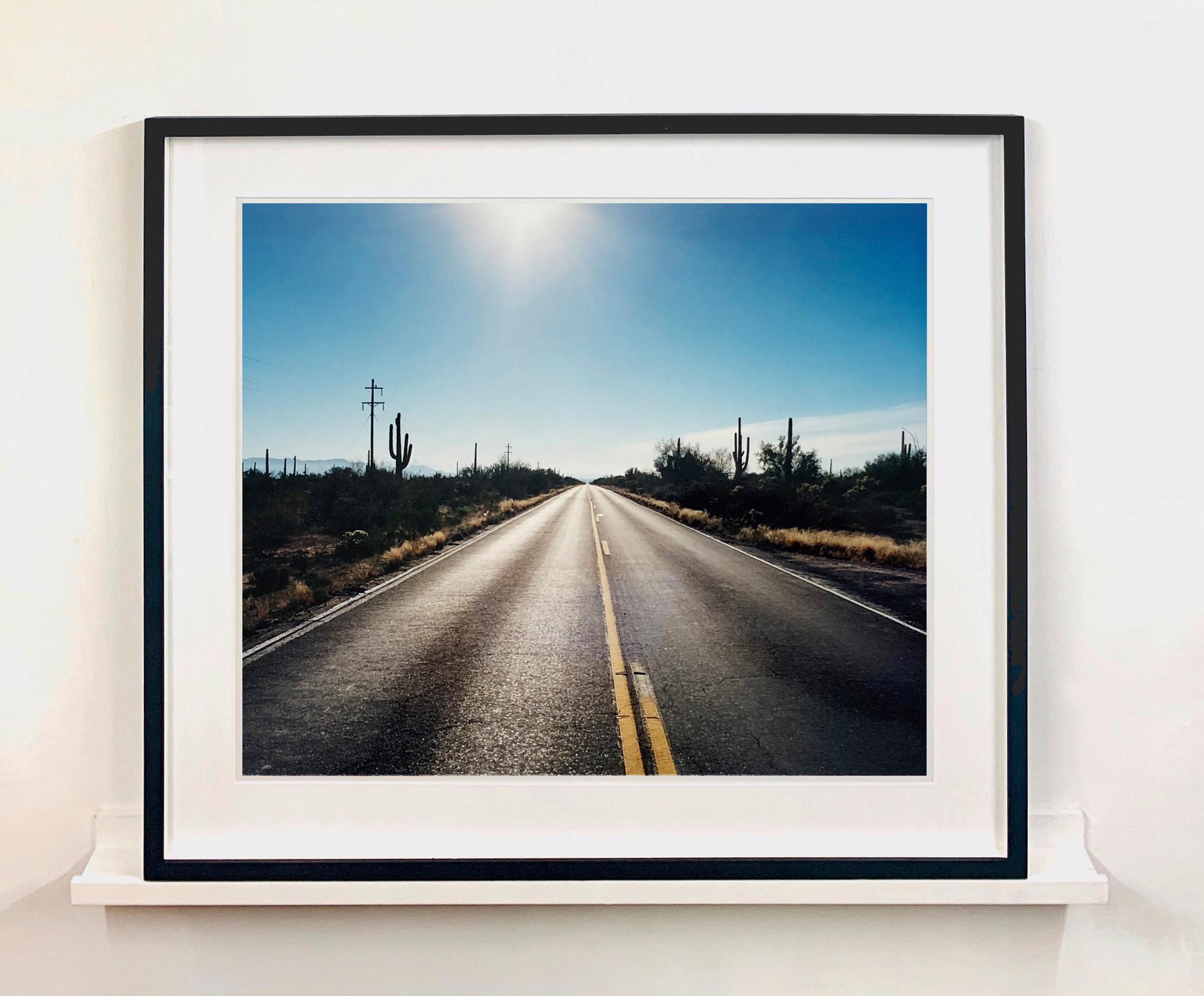 Carretera a Gunsight, Autopista 86, Arizona  - Fotografía de paisajes americanos - Photograph Contemporáneo de Richard Heeps
