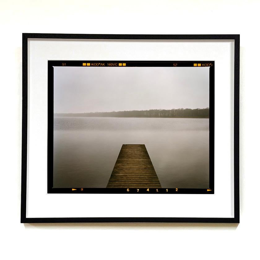 Rollesby Broad, Norfolk - Photographie couleur d'un paysage aquatique monochrome - Gris Color Photograph par Richard Heeps