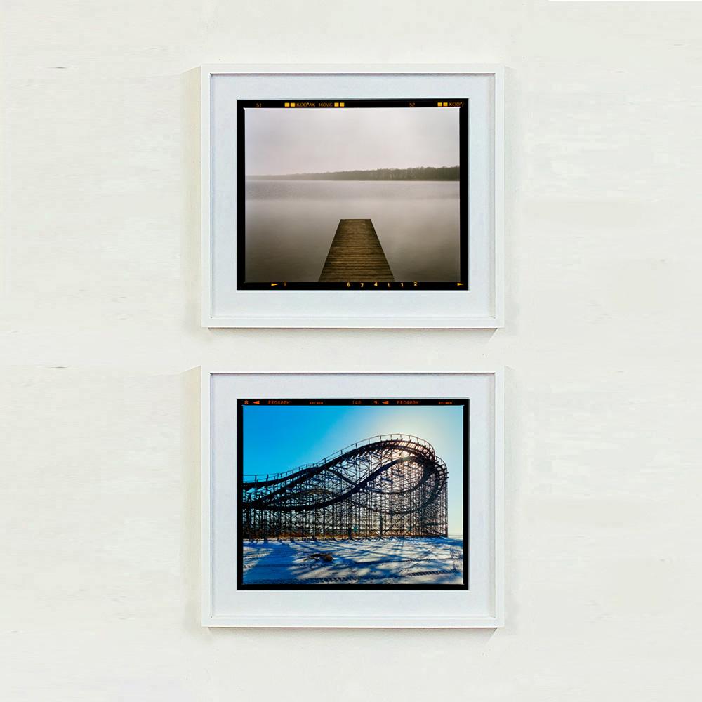 Rollesby Broad, Norfolk - Photographie couleur d'un paysage aquatique monochrome en vente 2