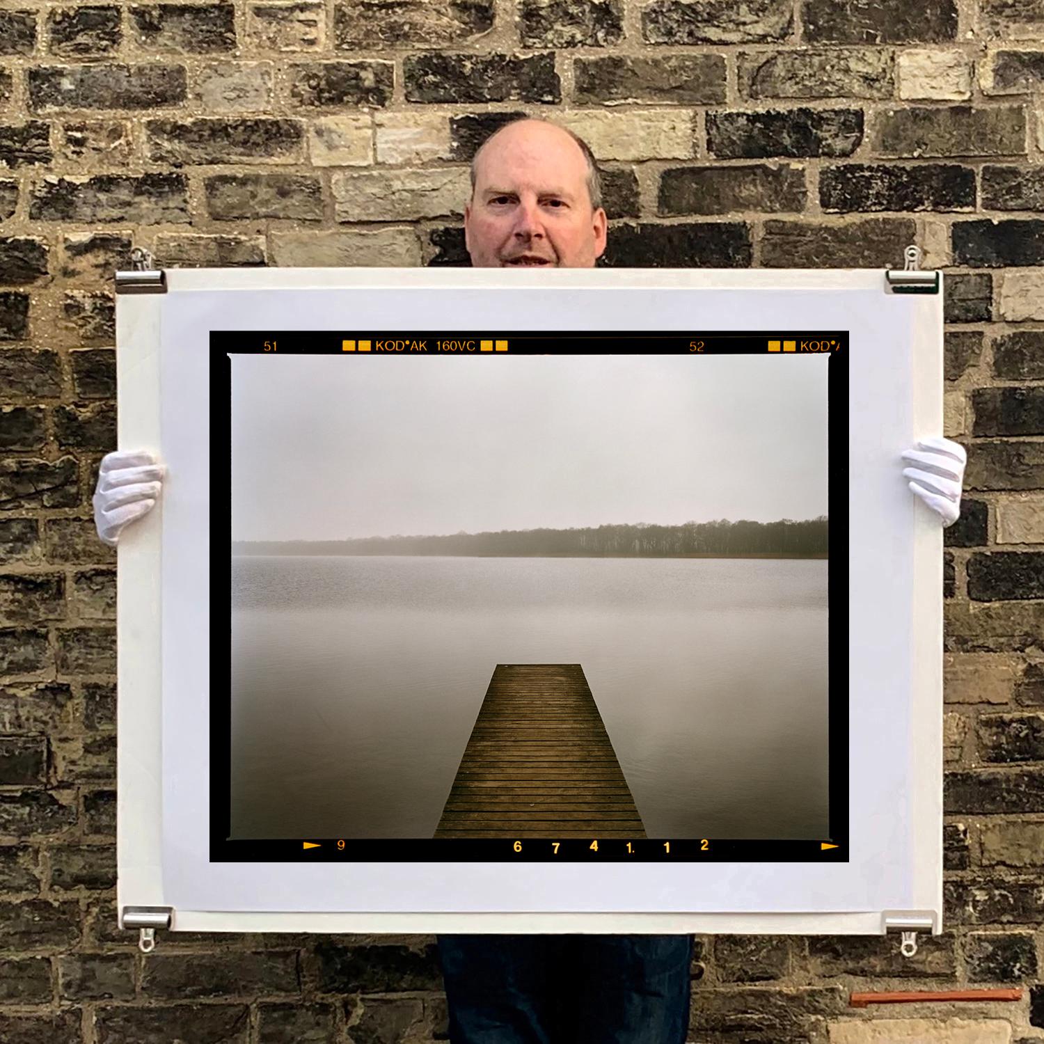 Rollesby Broad, Norfolk - Photographie couleur d'un paysage aquatique monochrome en vente 3