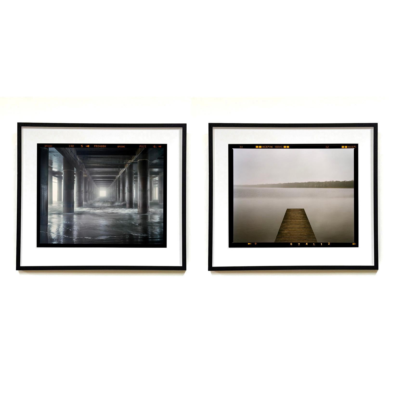 Rollesby Broad, Norfolk - Photographie couleur d'un paysage aquatique monochrome en vente 4