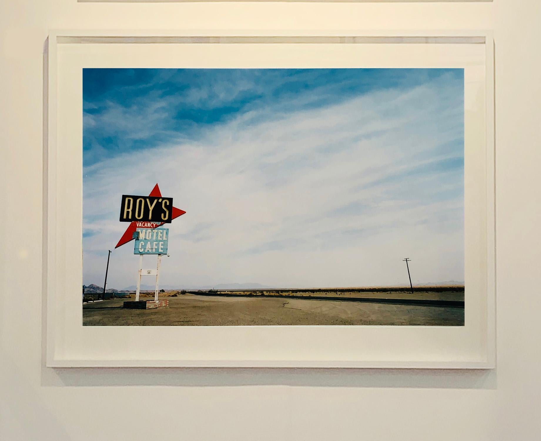 Roy Roy's Motel - Route 66, Amboy, Kalifornien - Amerikanische Landschaft Farbfotografie – Photograph von Richard Heeps