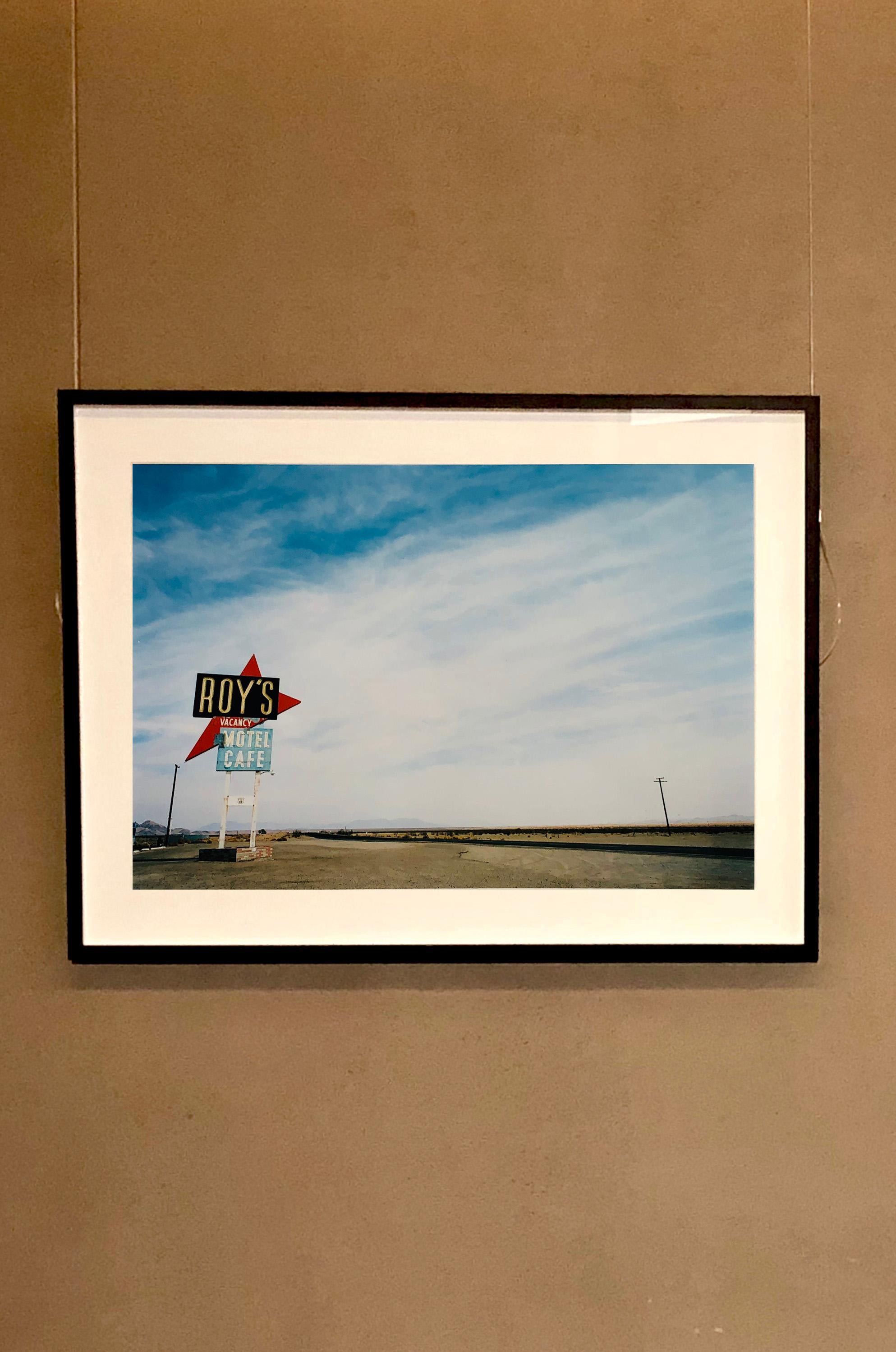 Roy Roy's Motel - Route 66, Amboy, Kalifornien - Amerikanische Landschaft Farbfotografie (Zeitgenössisch), Photograph, von Richard Heeps