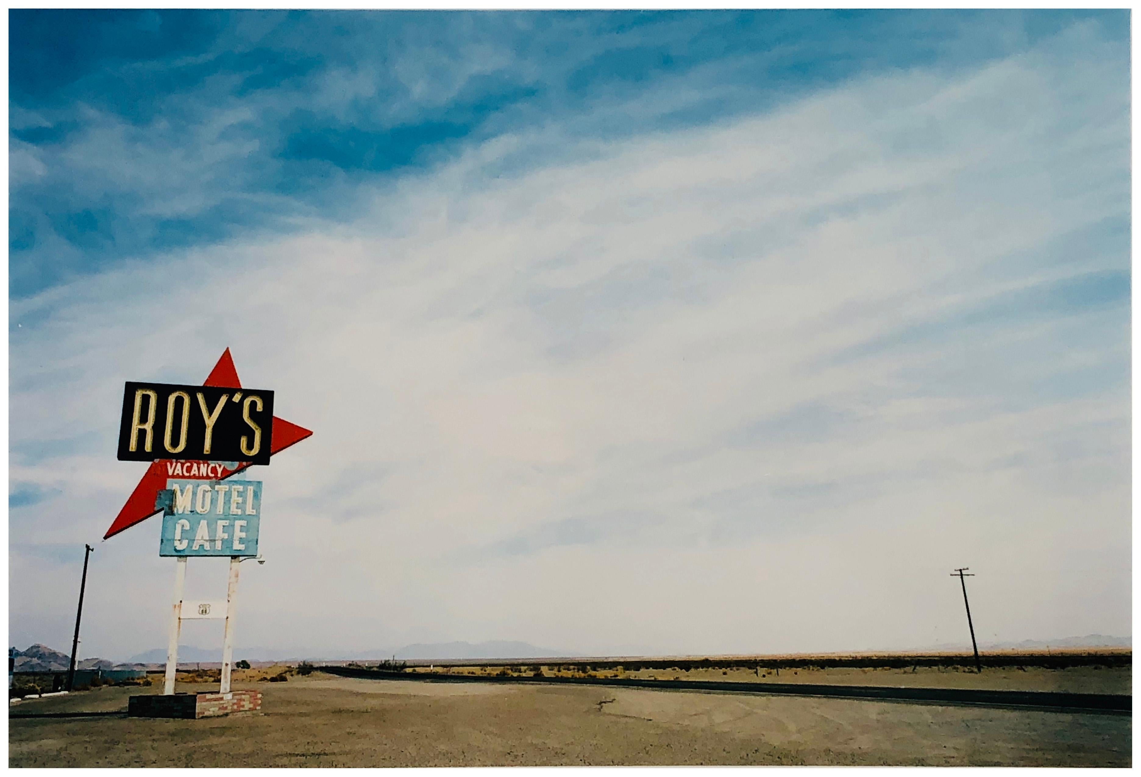 Richard Heeps Color Photograph – Roy Roy's Motel - Route 66, Amboy, Kalifornien - Amerikanische Landschaft Farbfotografie