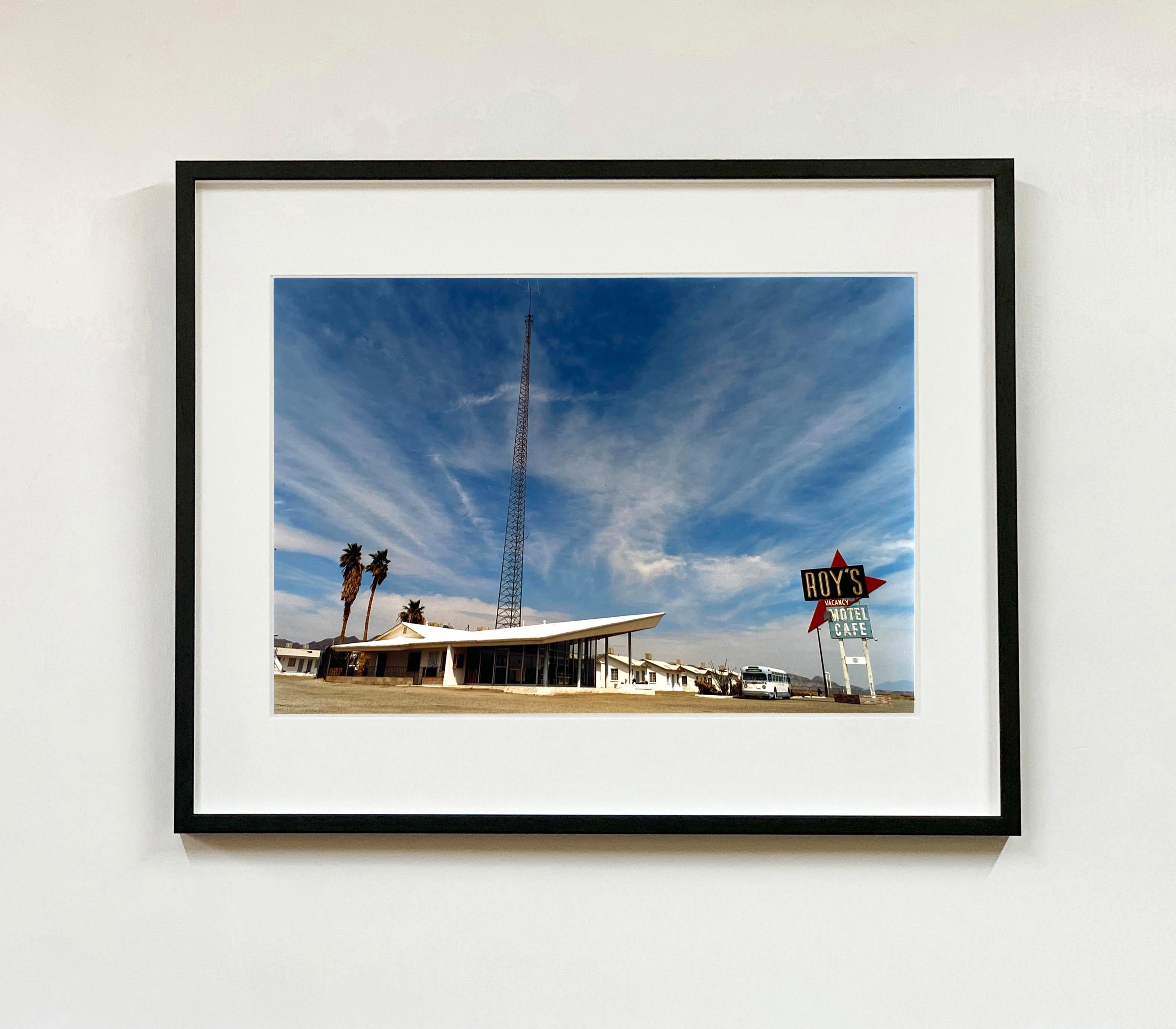 Roy's Motel Route 66, Amboy, Kalifornien – Landschafts-Farbfoto – Print von Richard Heeps