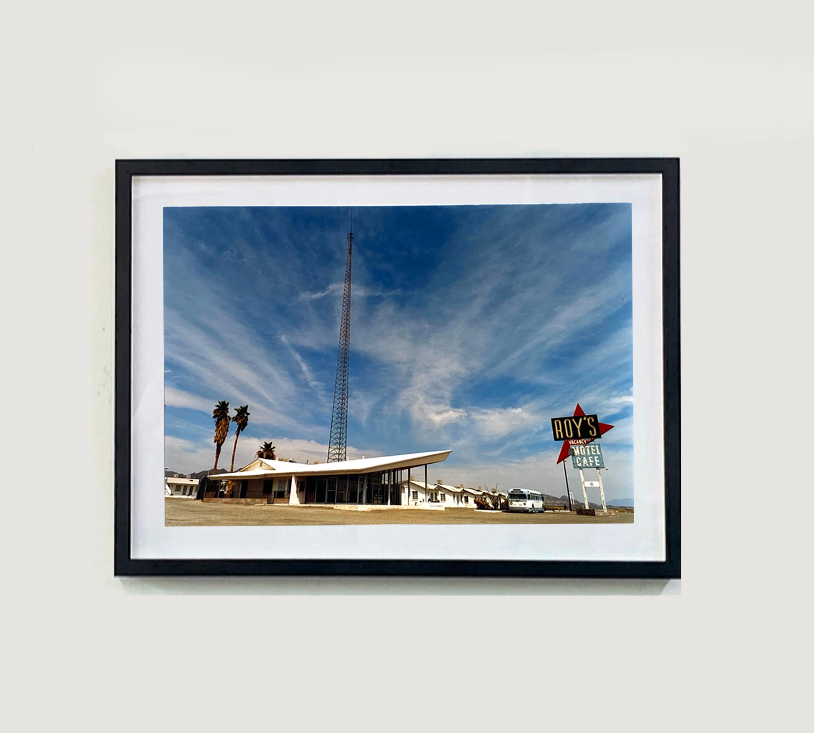 Roy Roy's Motel Route 66, Amboy, Kalifornien - Landschaftsfarbenes Foto – Photograph von Richard Heeps
