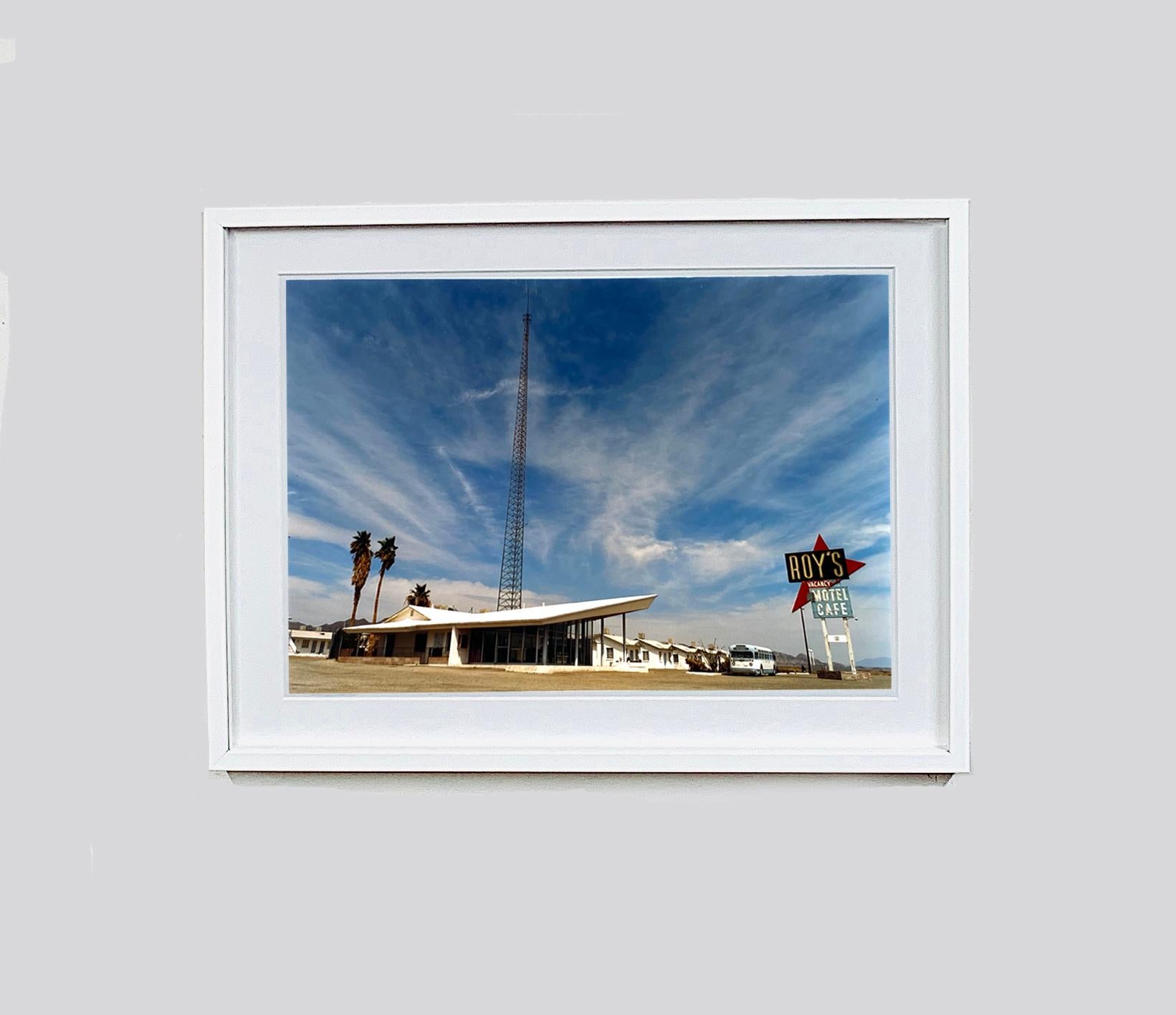 Roy Roy's Motel Route 66, Amboy, Kalifornien - Landschaftsfarbenes Foto (Pop-Art), Photograph, von Richard Heeps