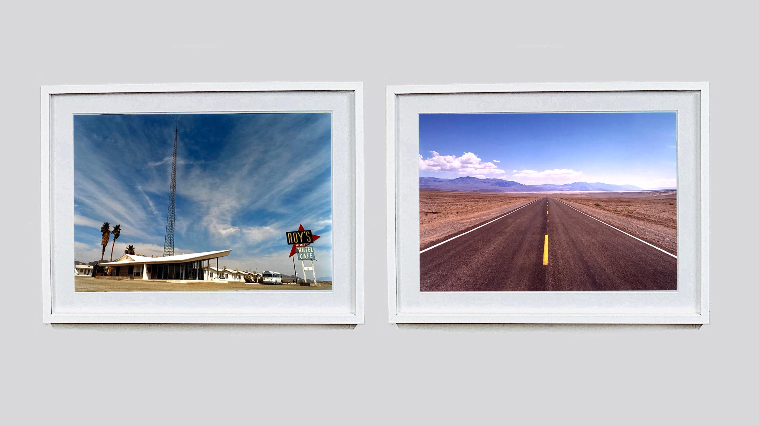 Roy's Motel Route 66, Amboy, Kalifornien – Landschafts-Farbfoto (Blau), Print, von Richard Heeps