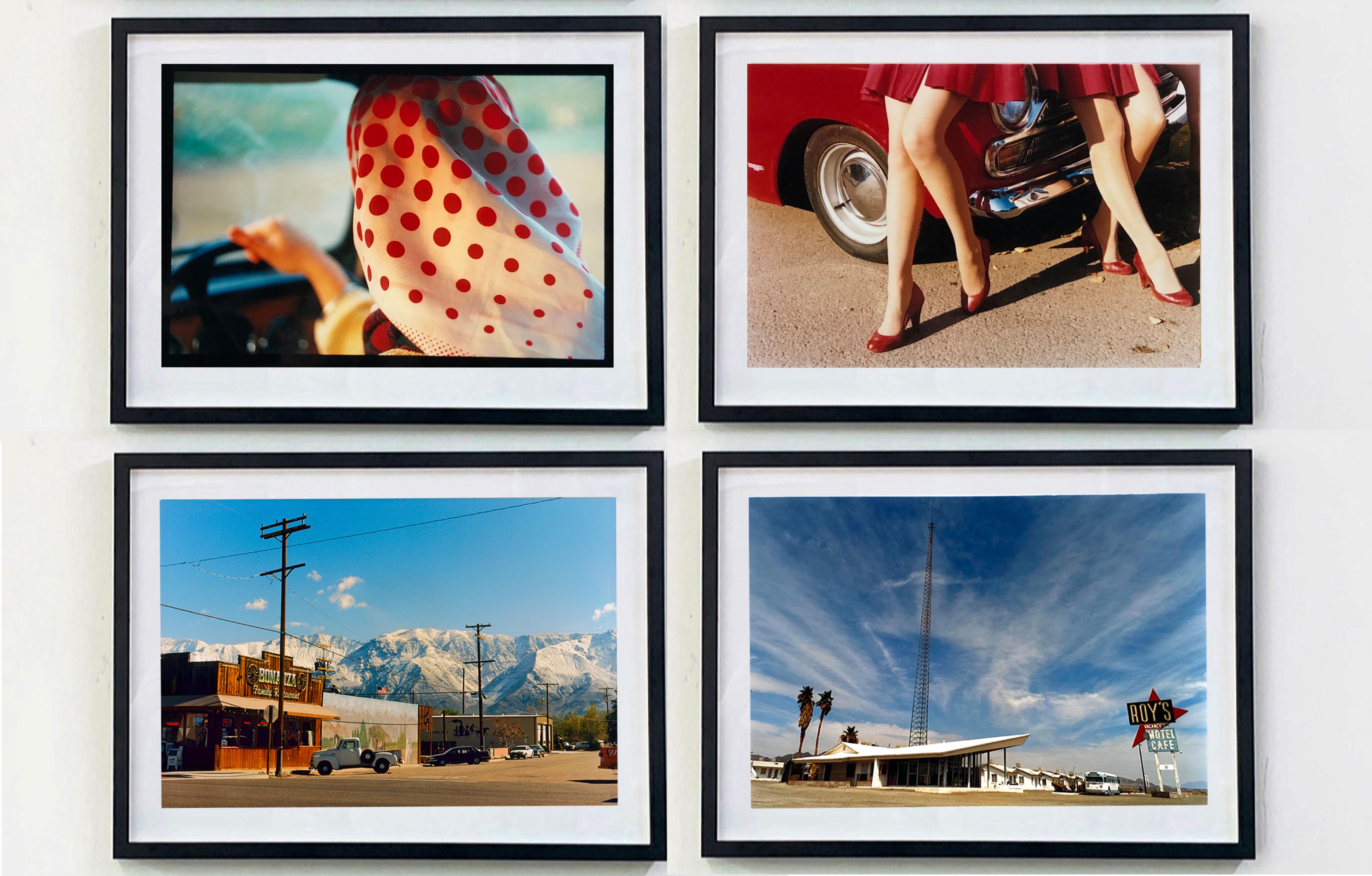 roy's Motel Route 66, de la série Dream in Color de Richard Heeps. Cette vue du Roy's Motel souligne le style Googie de l'ère spatiale du bâtiment et de l'enseigne emblématique du Motel. 
Prise en 2001, cette œuvre a été exécutée pour la première