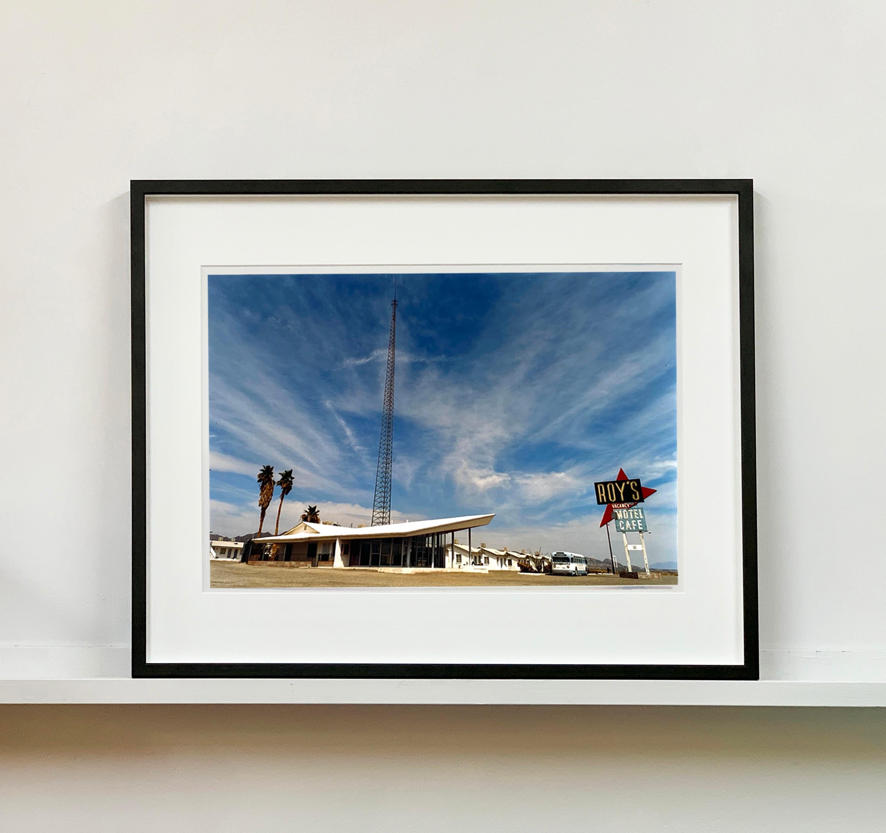 Roy's Motel Route 66, Amboy, Kalifornien – Landschafts-Farbfoto im Angebot 1