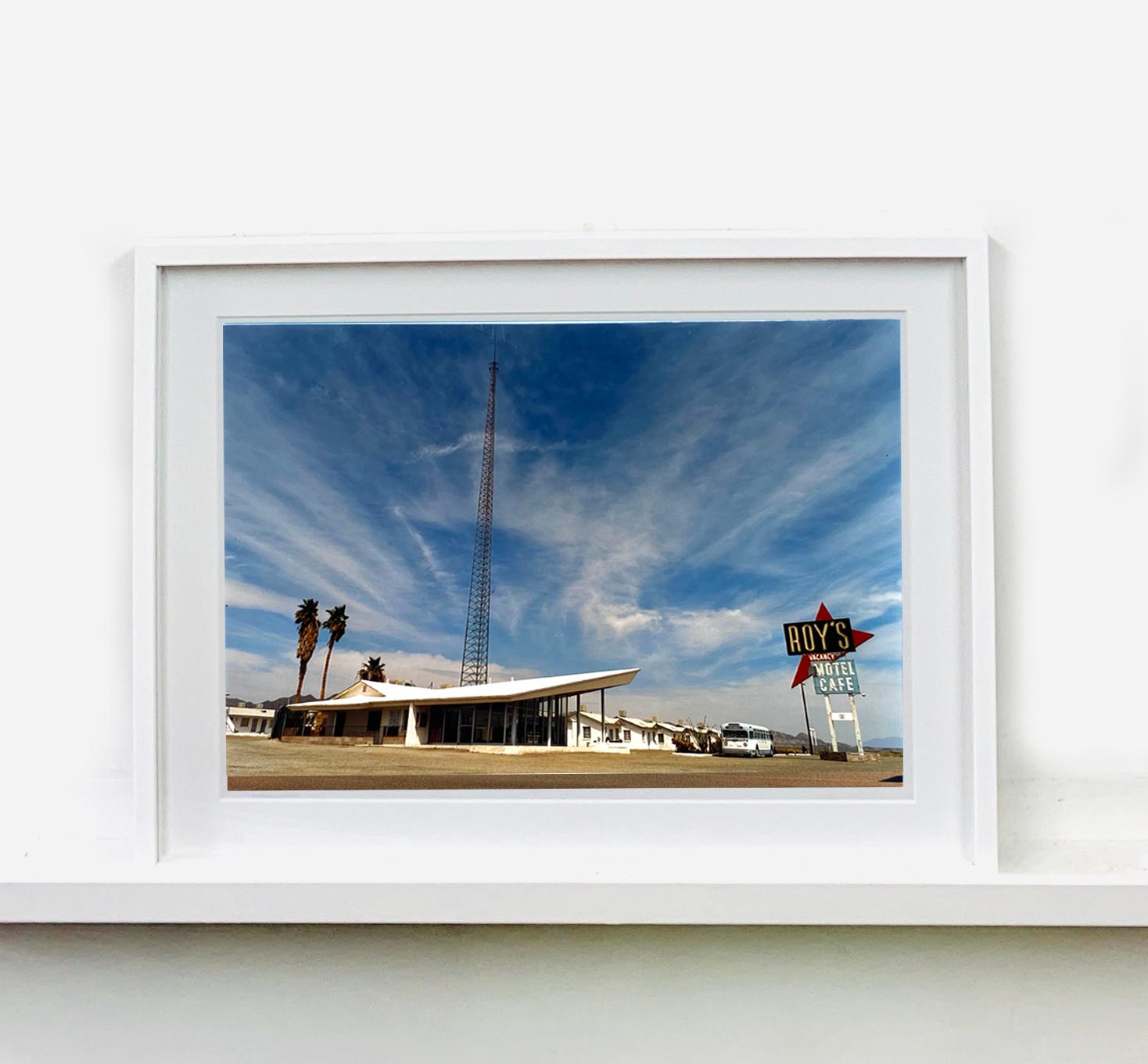 Roy Roy's Motel Route 66, Amboy, Kalifornien - Landschaftsfarbenes Foto im Angebot 1