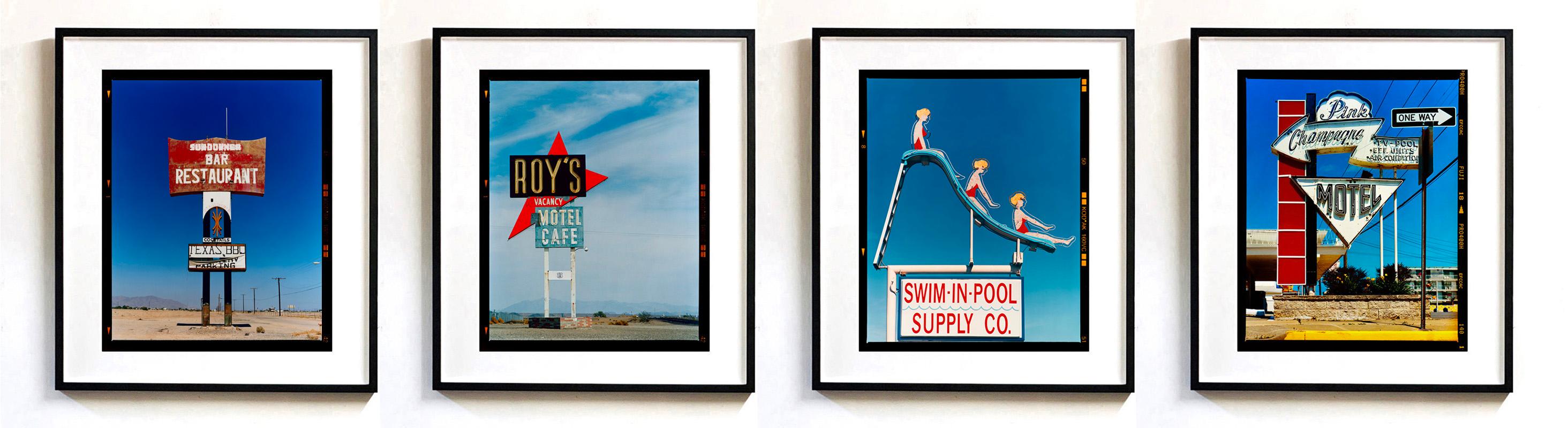 Le panneau motard d'Amboy, Californie - Photographie couleur du panneau de route américain en vente 4