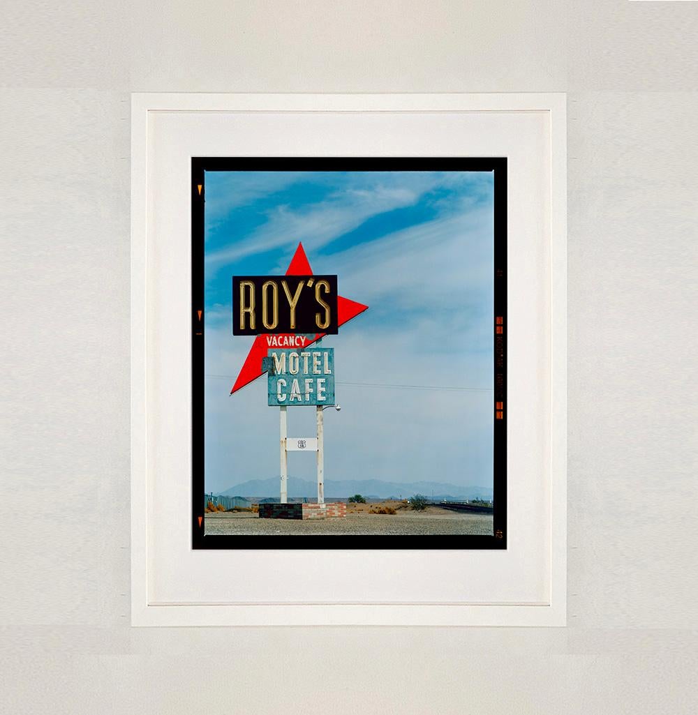 L'enseigne emblématique du Roy's Motel sur la célèbre Route 66 qui sert de toile de fond à certains des meilleurs road trips américains. Photographie réalisée par Richard Heeps dans le cadre de sa série Dream in Colour. Il s'agit de l'une de ses