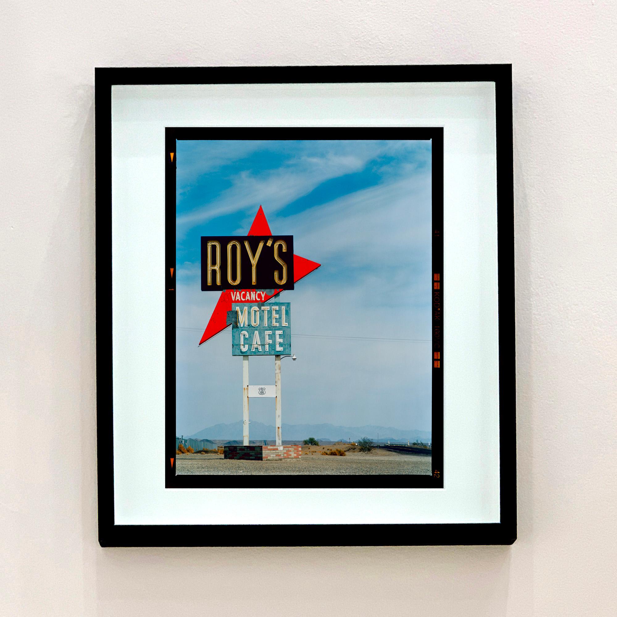 Roys Motel-Schild, Amboy, Kalifornien – American Road Trip Sign Farbfotografie – Photograph von Richard Heeps