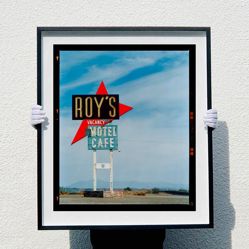 L'enseigne emblématique du Roy's Motel sur la célèbre Route 66 qui sert de toile de fond à certains des meilleurs road trips américains. Photographie réalisée par Richard Heeps dans le cadre de sa série Dream in Colour. Il s'agit de l'une de ses
