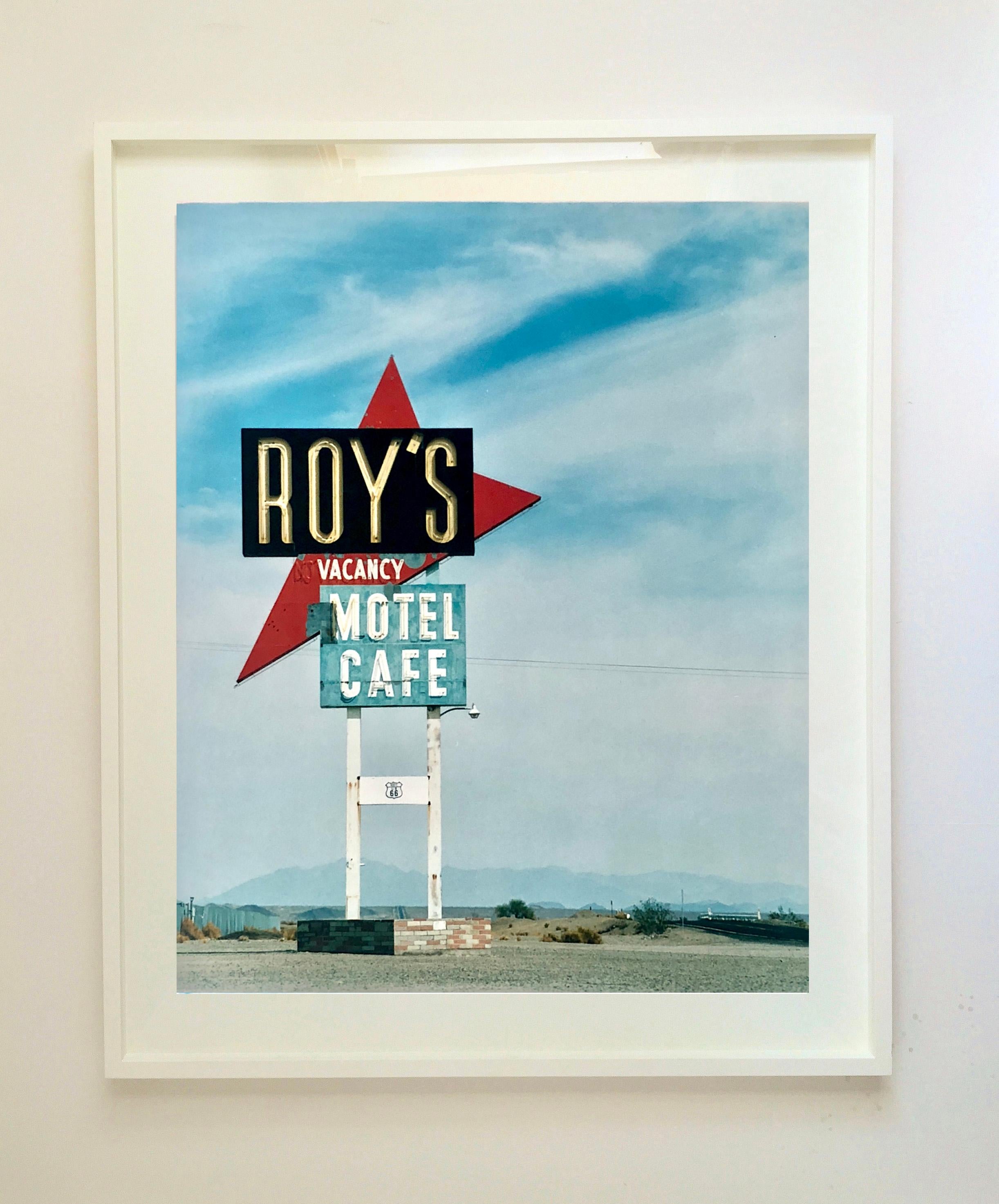 Roy's Motel-Schild, Amboy, Kalifornien – Googie Roadside, Amerika, Farbfoto (Pop-Art), Photograph, von Richard Heeps