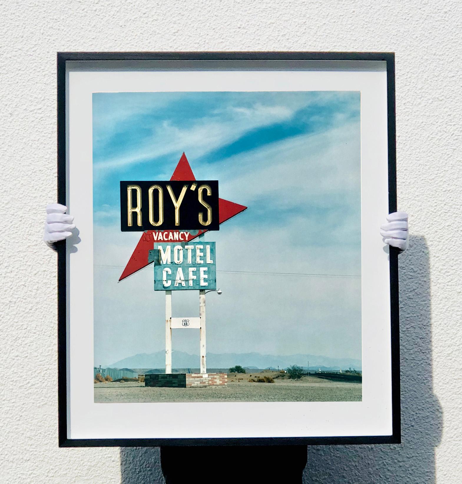 Roy's Motel-Schild, Amboy, Kalifornien – Googie Roadside, Amerika, Farbfoto (Blau), Color Photograph, von Richard Heeps
