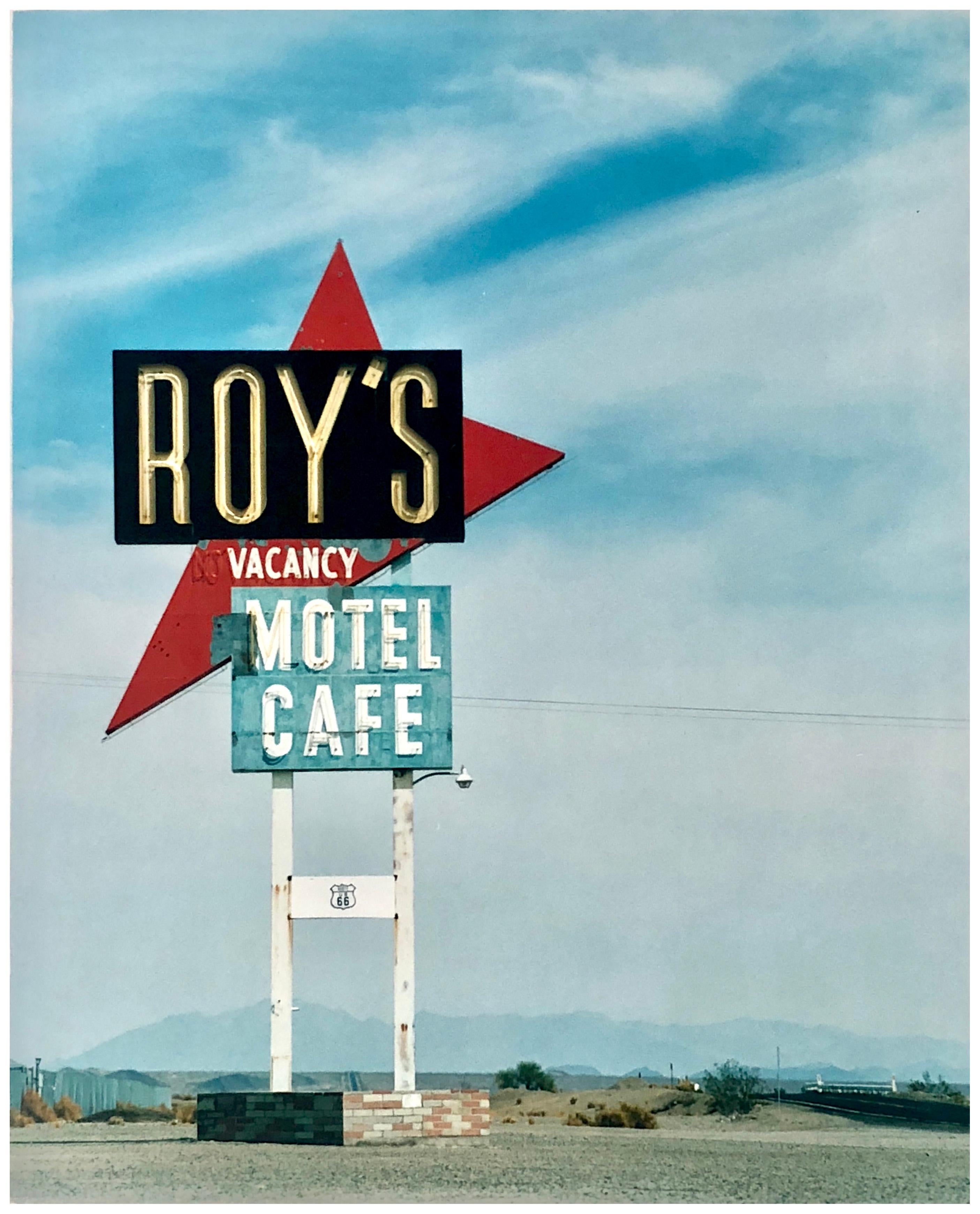 Richard Heeps Color Photograph – Roy's Motel-Schild, Amboy, Kalifornien – Googie Roadside, Amerika, Farbfoto