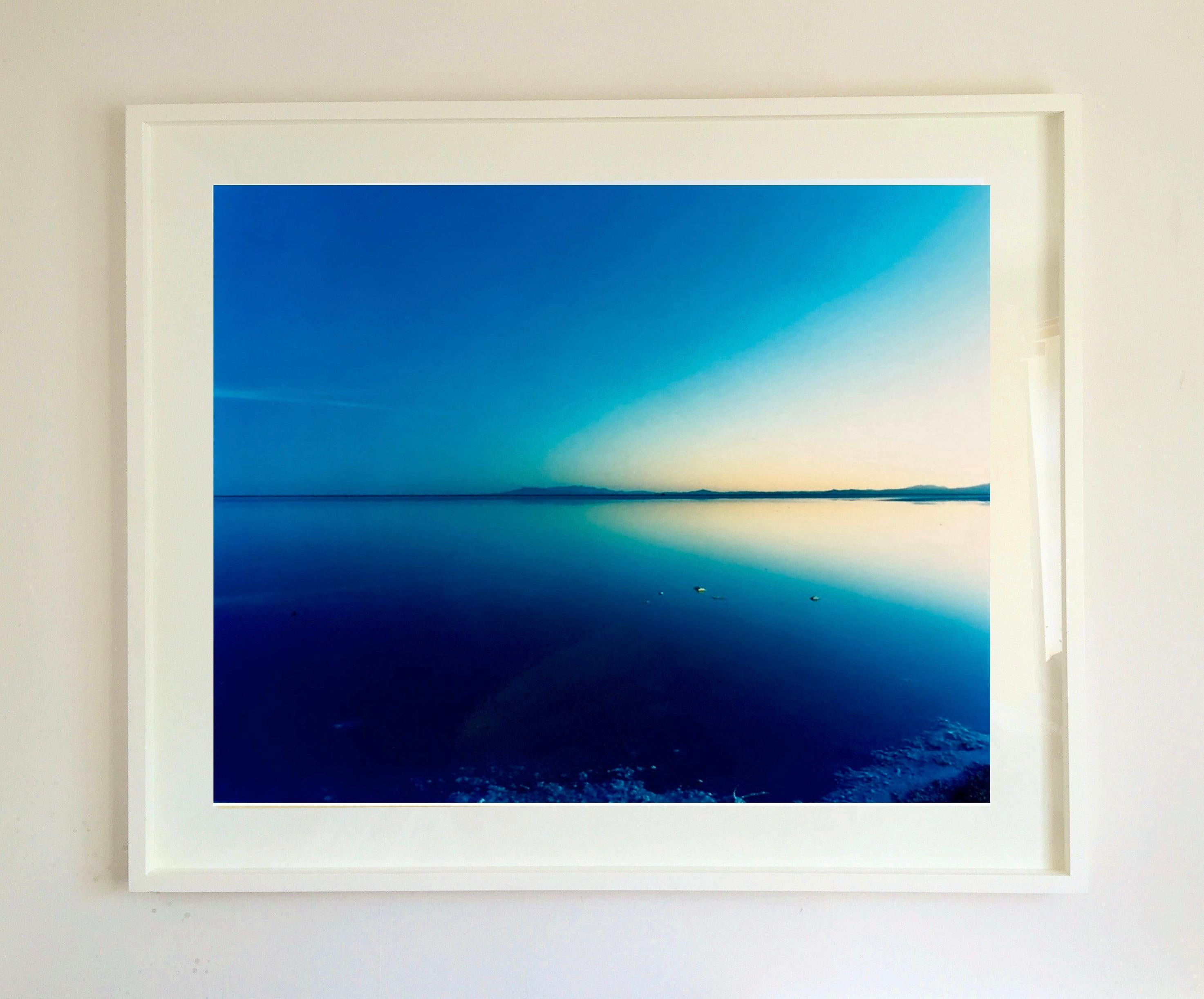 Salt Flats, Bonneville, Utah - photographie de paysage bleu en couleur - Photograph de Richard Heeps