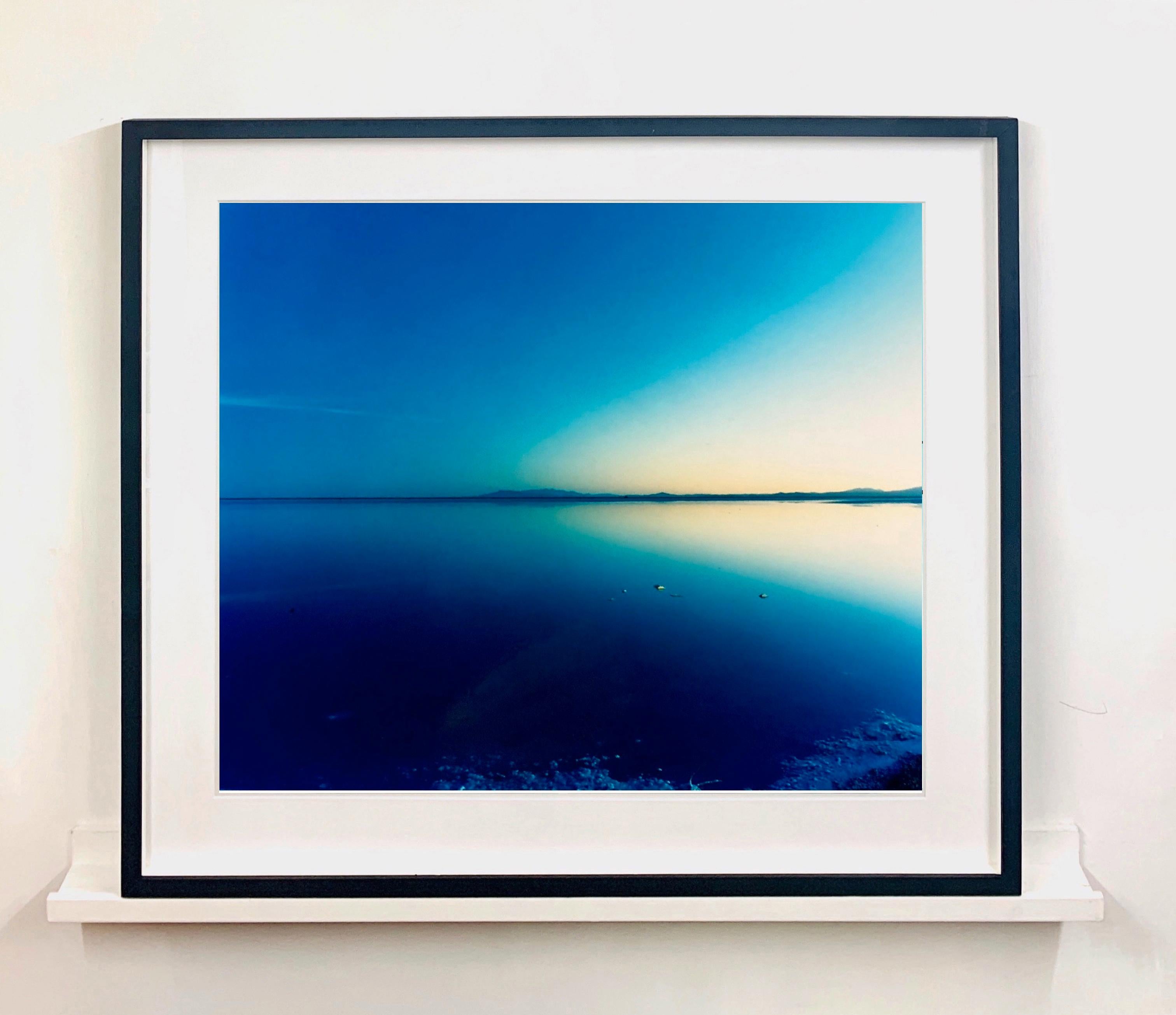 Salt Flats, Bonneville, Utah - photographie de paysage bleu en couleur - Contemporain Photograph par Richard Heeps