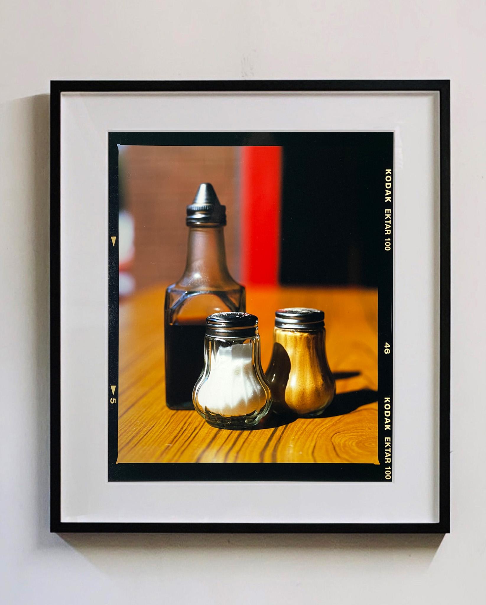 Salz, Pfeffer, Pfeffer und Vinegar, Clacton-on-Sea – Stillleben-Farbfotografie (Pop-Art), Photograph, von Richard Heeps