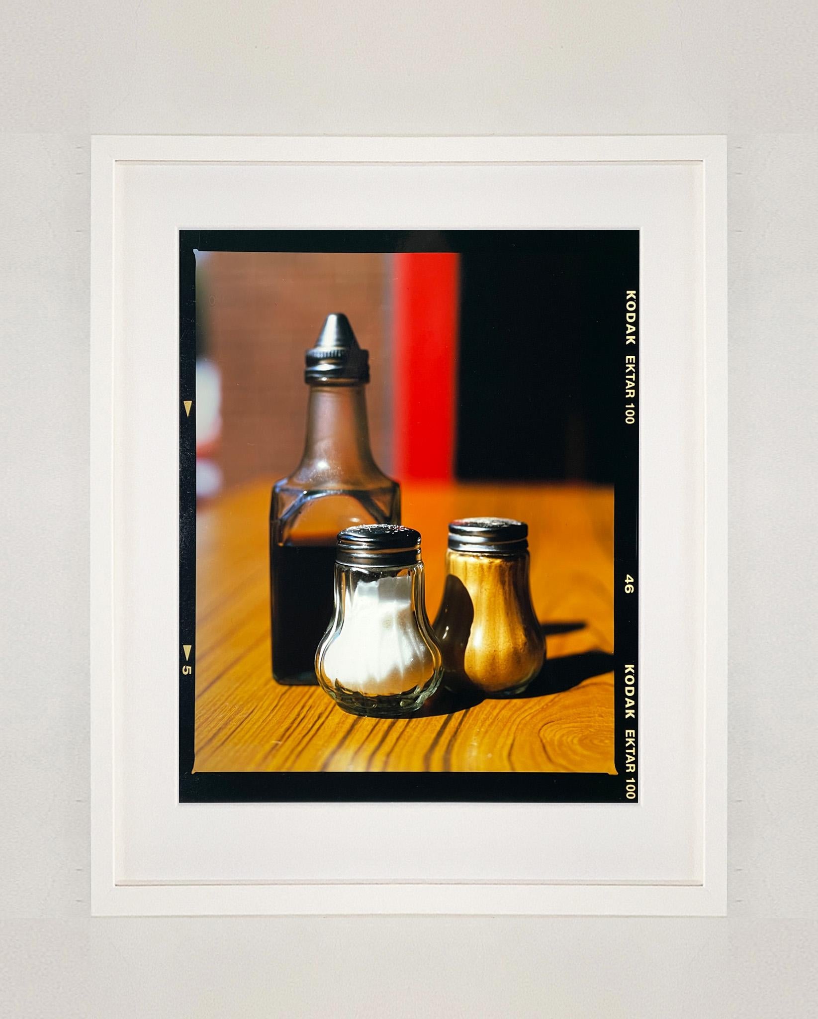 Salz, Pfeffer, Pfeffer und Vinegar, Clacton-on-Sea – Stillleben-Farbfotografie (Braun), Color Photograph, von Richard Heeps