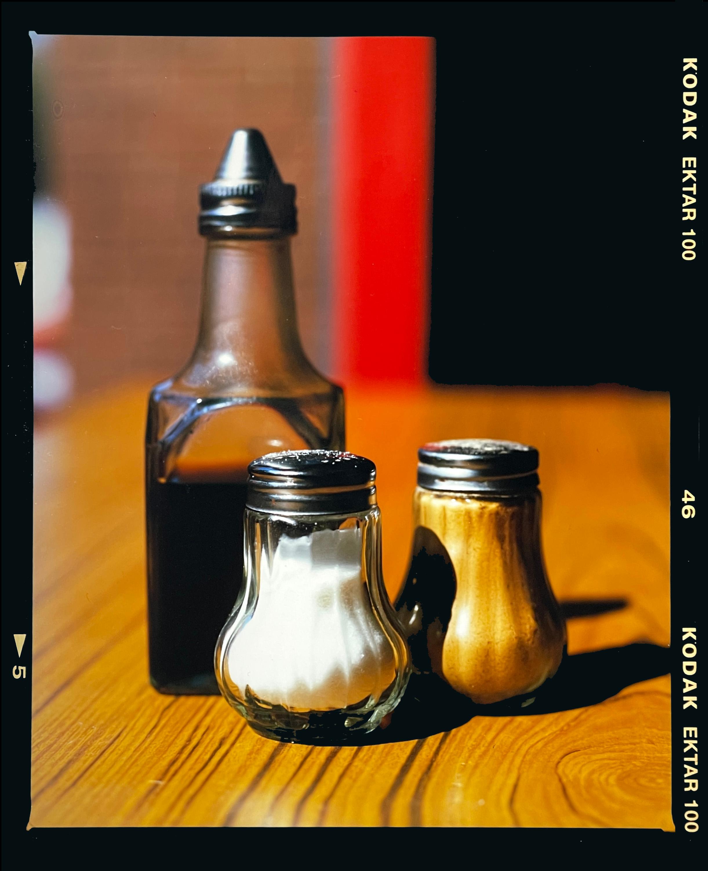 Color Photograph de Richard Heeps - Sal, pimienta y vinagre, Clacton-on-Sea - Fotografía de bodegones en color