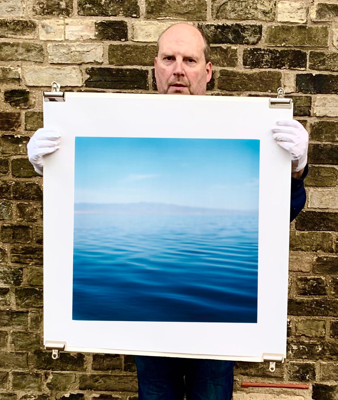 Des nuances de bleu dans cette photographie paisible, presque abstraite, de la mer de Salton, en Californie. Œuvres d'art du photographe Richard Heeps, tirées à partir de négatifs dans sa chambre noire.

Cette œuvre d'art est une édition limitée à