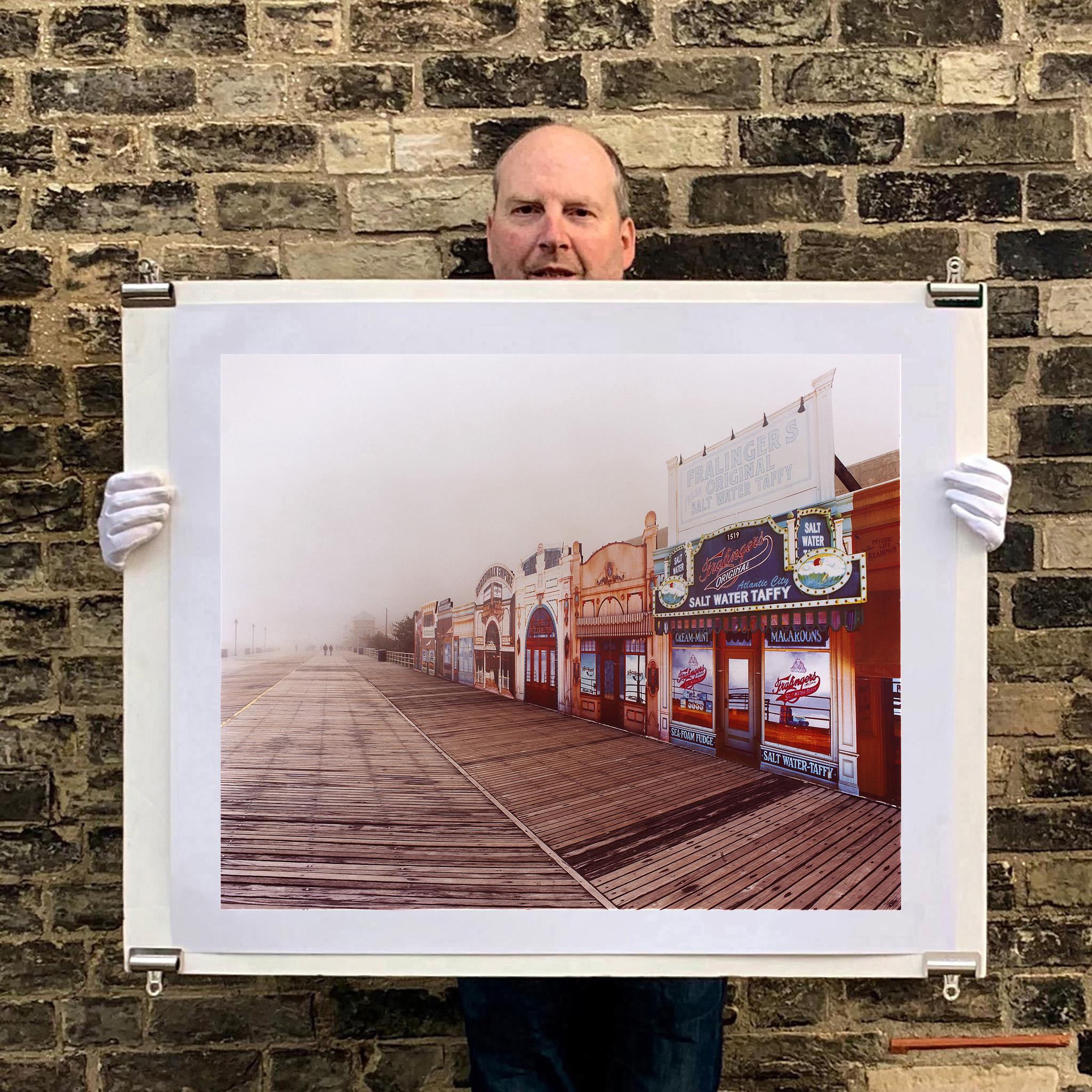 Aquarelle Saltwater Taffy in the Mist, Atlantic City, New Jersey - Photo couleur américaine - Photograph de Richard Heeps