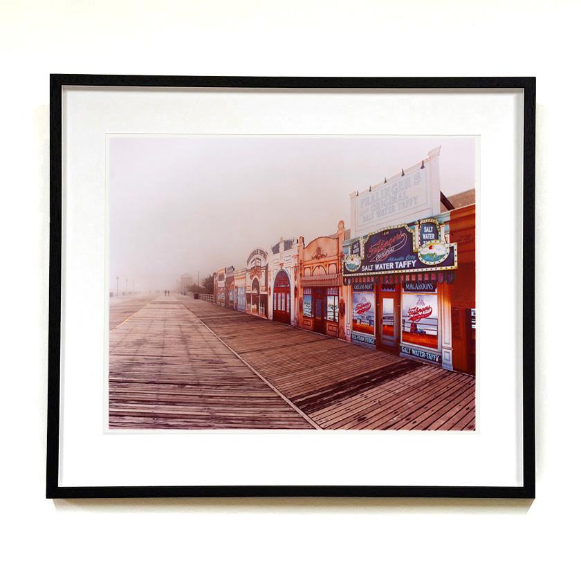 Aquarelle Saltwater Taffy in the Mist, Atlantic City, New Jersey - Photo couleur américaine - Contemporain Photograph par Richard Heeps
