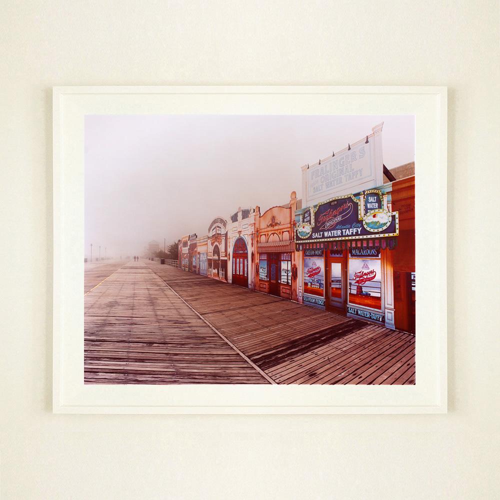 Aquarelle Saltwater Taffy in the Mist, Atlantic City, New Jersey - Photo couleur américaine - Beige Color Photograph par Richard Heeps