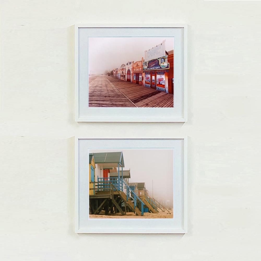 Photographié à Atlantic City, votre regard vous emmène au-delà de la façade du Boardwalk Empire, le long de la promenade brumeuse.

Cette œuvre d'art est une édition limitée de 25, tirage photographique sur papier glacé. Accompagné d'un certificat