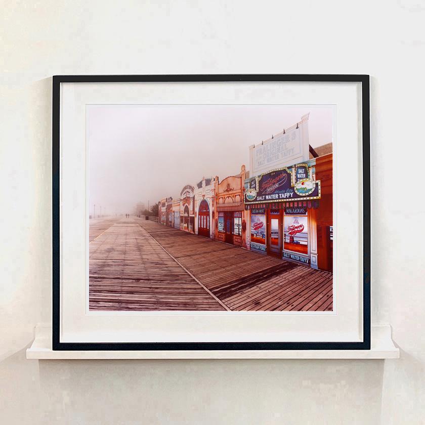 Aquarelle Saltwater Taffy in the Mist, Atlantic City, New Jersey - Photo couleur américaine en vente 1