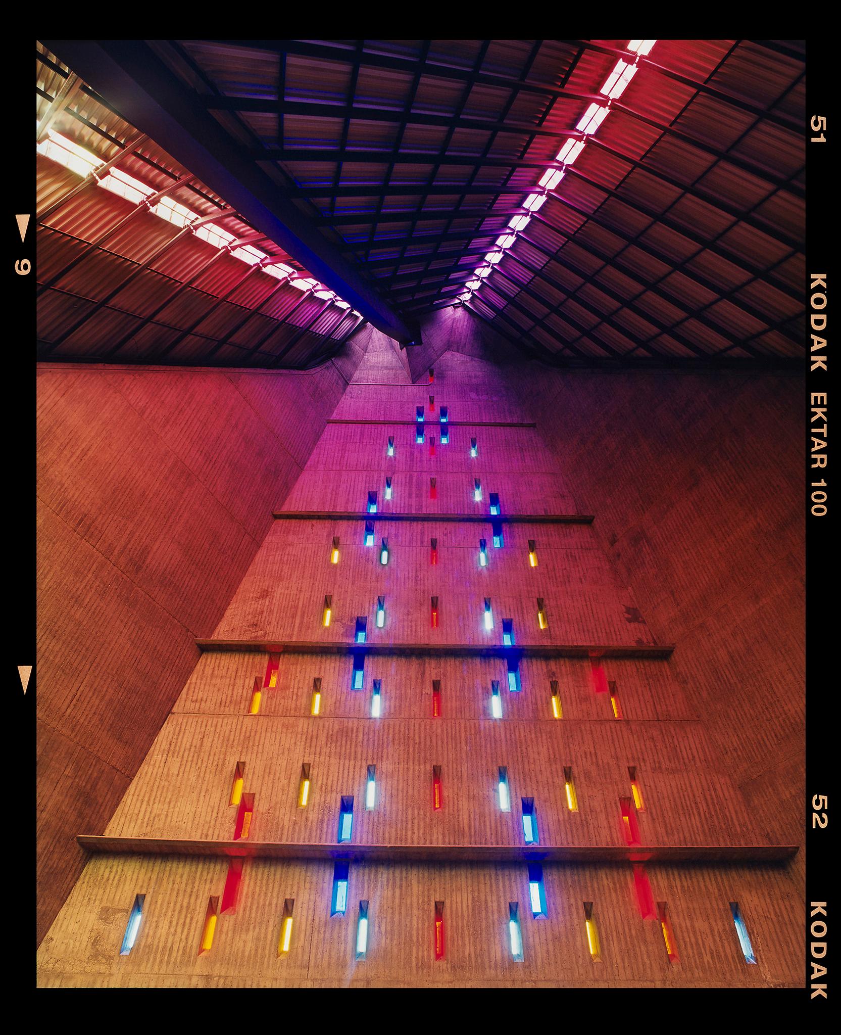Color Photograph Richard Heeps - Vitrail de San Giovanni, Milan - Photographie d'intérieur d'une église italienne