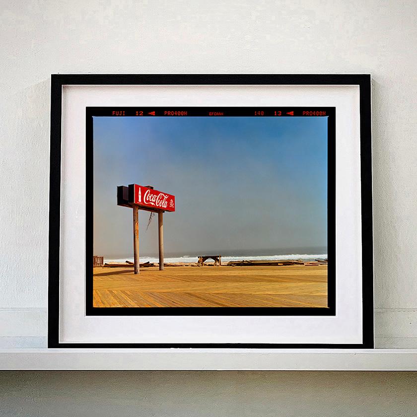Sandy, Seaside Heights - Photographie couleur typographie de paysage américain - Gris Landscape Photograph par Richard Heeps
