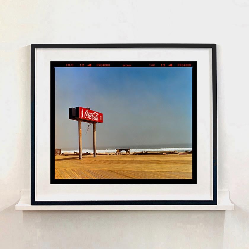 Sandy, Seaside Heights - Photographie couleur typographie de paysage américain - Gris Landscape Photograph par Richard Heeps