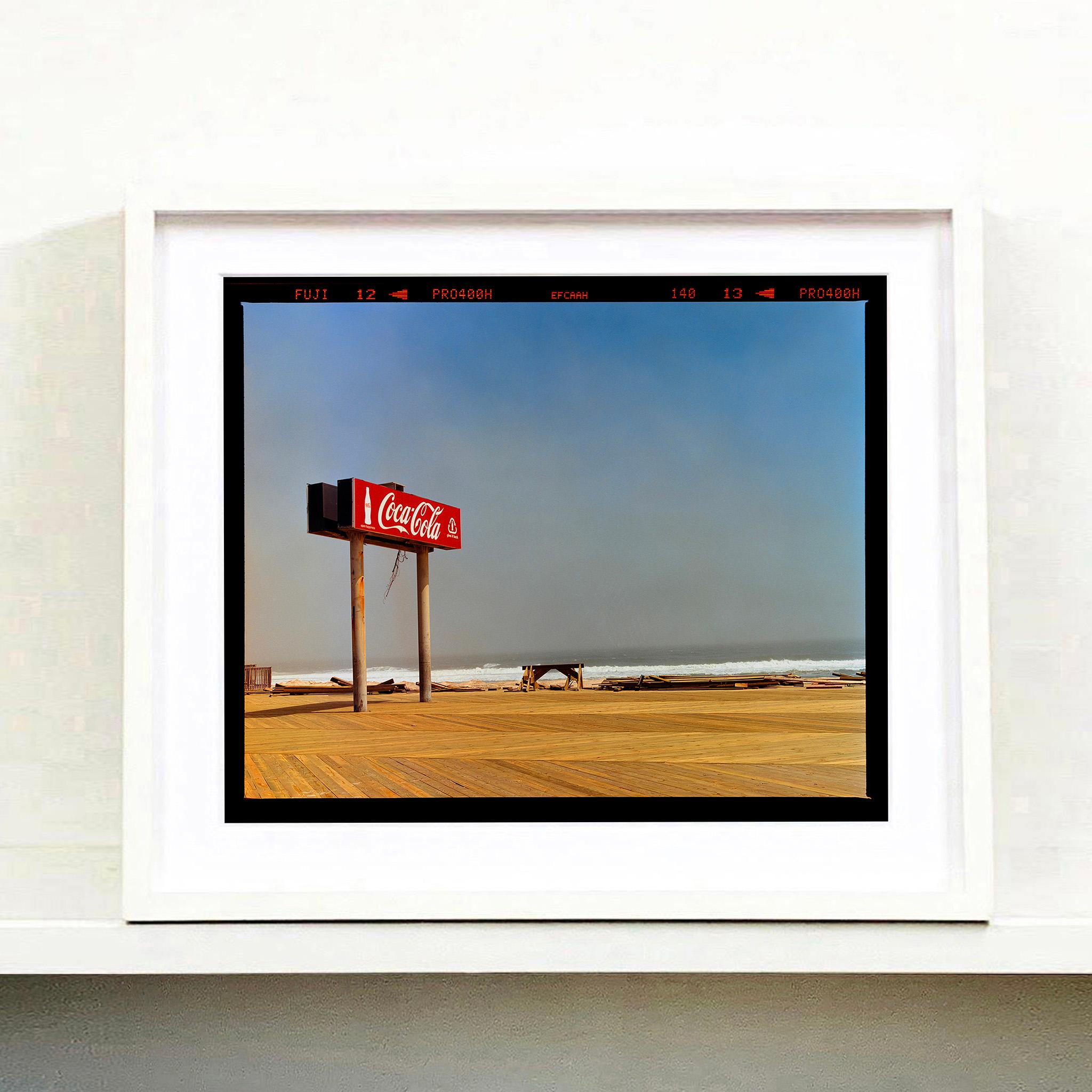 Plage de la promenade de Seaside Heights après l'ouragan Sandy Photographie typographique de paysages américains par Richard Heeps. 

Cette œuvre est une édition limitée de 25 tirages photographiques brillants à partir de négatifs, montés à sec sur