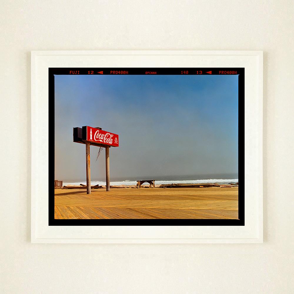 Plage de la promenade de Seaside Heights après l'ouragan Sandy Photographie typographique de paysages américains par Richard Heeps. 

Cette œuvre est une édition limitée de 25 tirages photographiques brillants à partir de négatifs, montés à sec sur