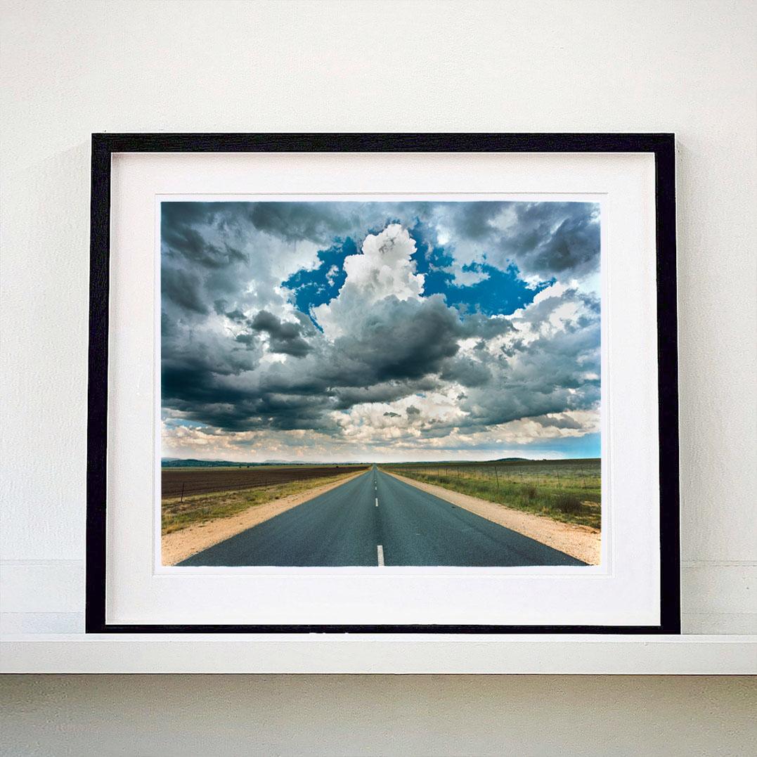 Schoeman's Drift, photographie de paysage tirée de la série de Richard Heeps sur l'Afrique du Sud, The New Lantern.
Le travail de Richard Heeps vous emmène en voyage, la route est un thème récurrent, souvent le lieu est ambigu, ce qui vous permet de