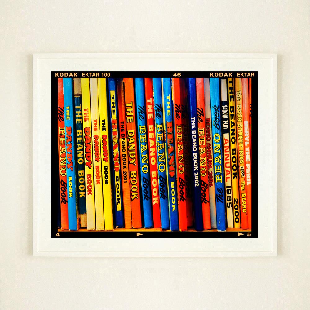 School Fun, Norfolk - Mehrfarbige Vintage-Bücher Spines Fotografie – Photograph von Richard Heeps