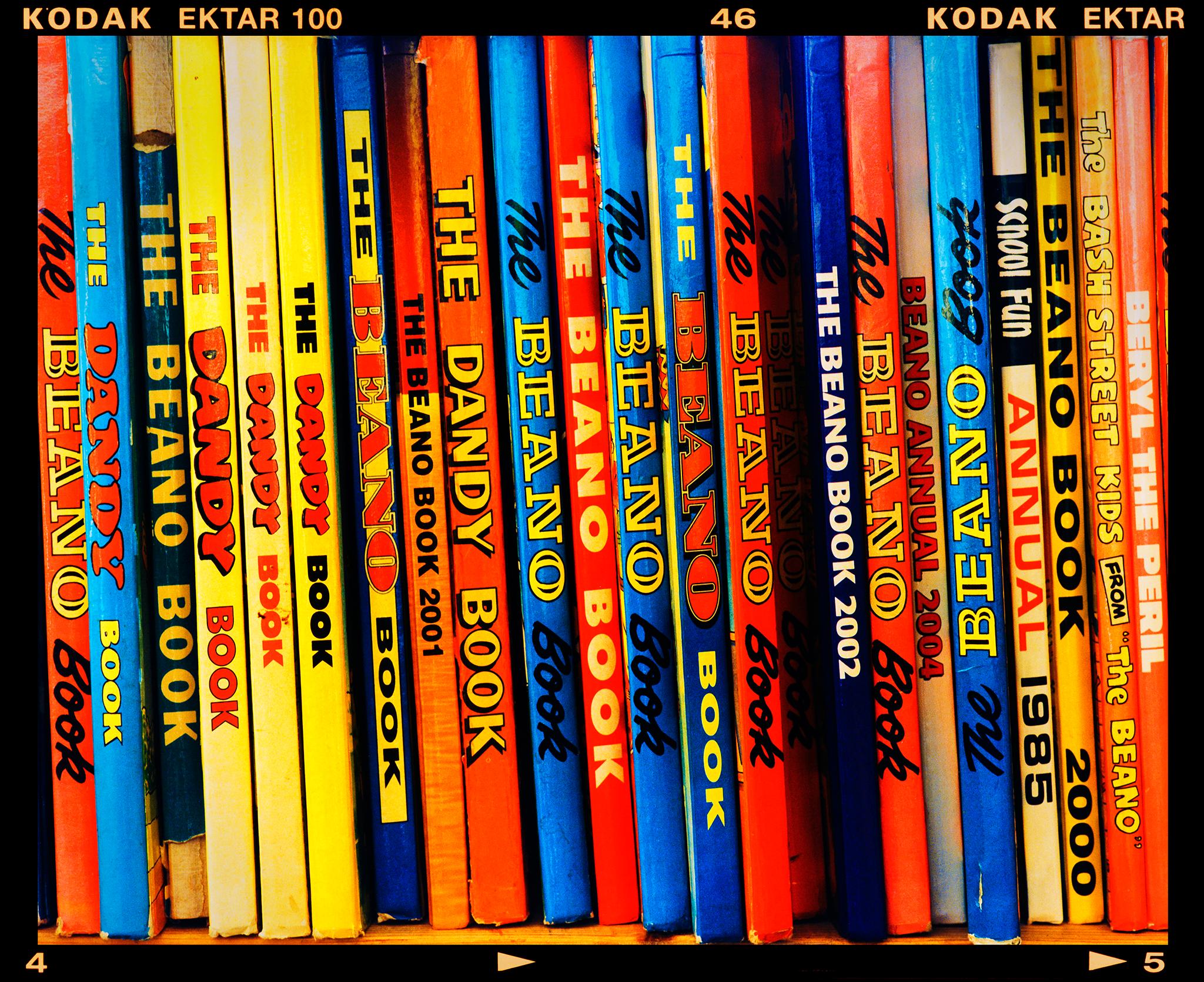 Diversión en la Escuela, Norfolk - Fotografía de Lomos de Libros Vintage Multicolor