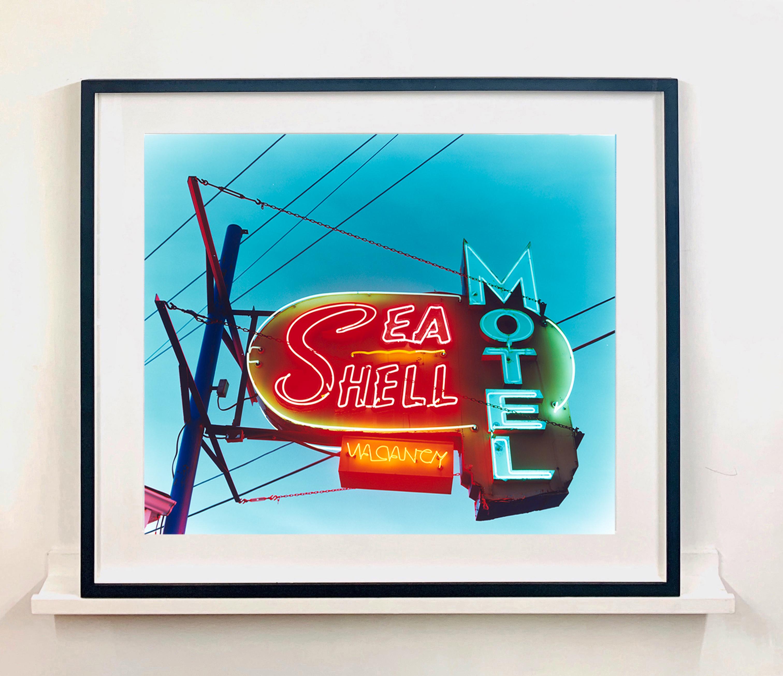 Motel Sea Shell, Wildwood, New Jersey - Photographie couleur Porn d'un panneau de signalisation américain - Pop Art Print par Richard Heeps