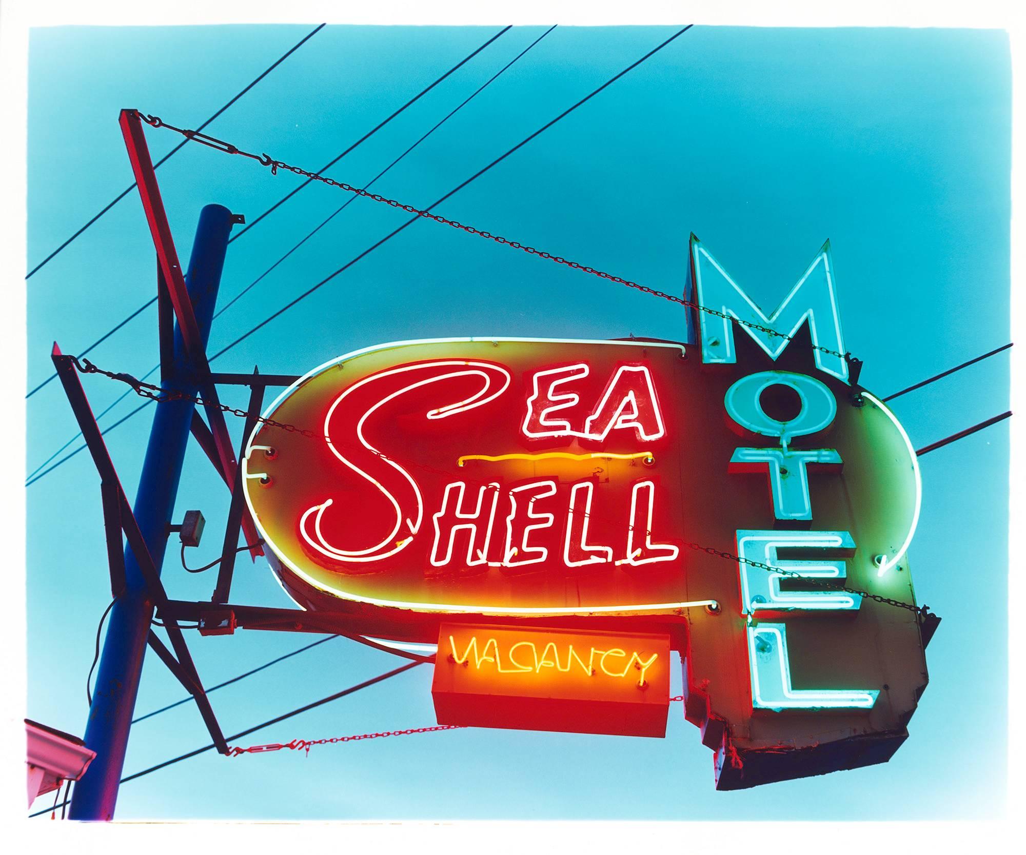 Print Richard Heeps - Motel Sea Shell, Wildwood, New Jersey - Photographie couleur Porn d'un panneau de signalisation américain