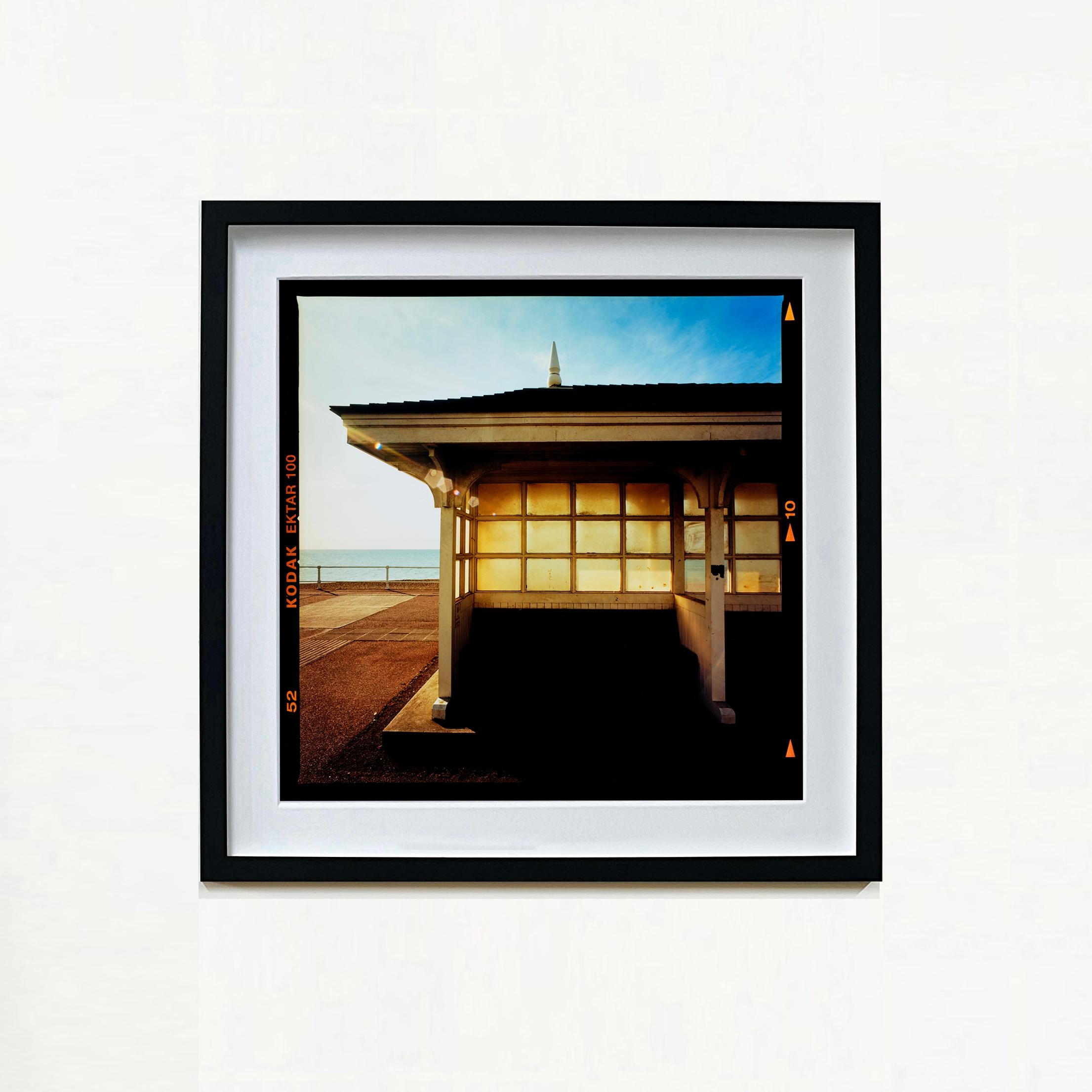Seafront Shelter (links), St Leonards-on-Sea – Farbfotografie am britischen Meer – Print von Richard Heeps